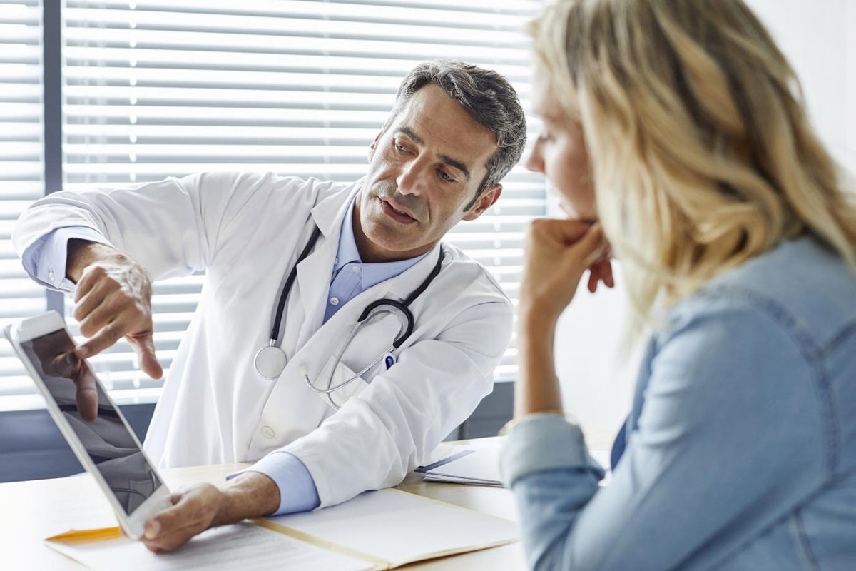 Doctor atendiendo a una paciente
